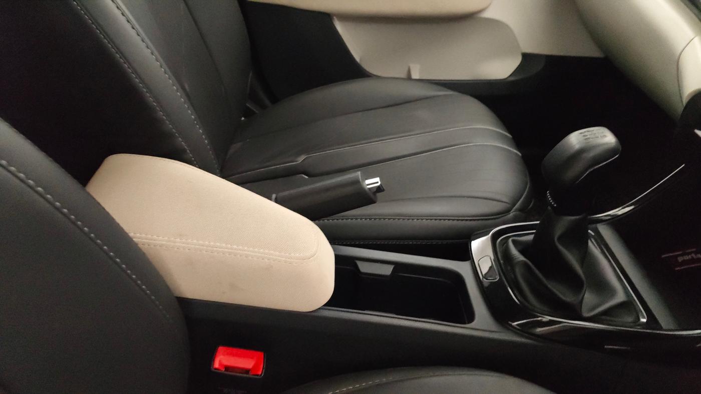 2025 Tata ALTROZ Accomplished S Petrol 5 MT, CNG, Manual, 9,049 km, Gear Lever