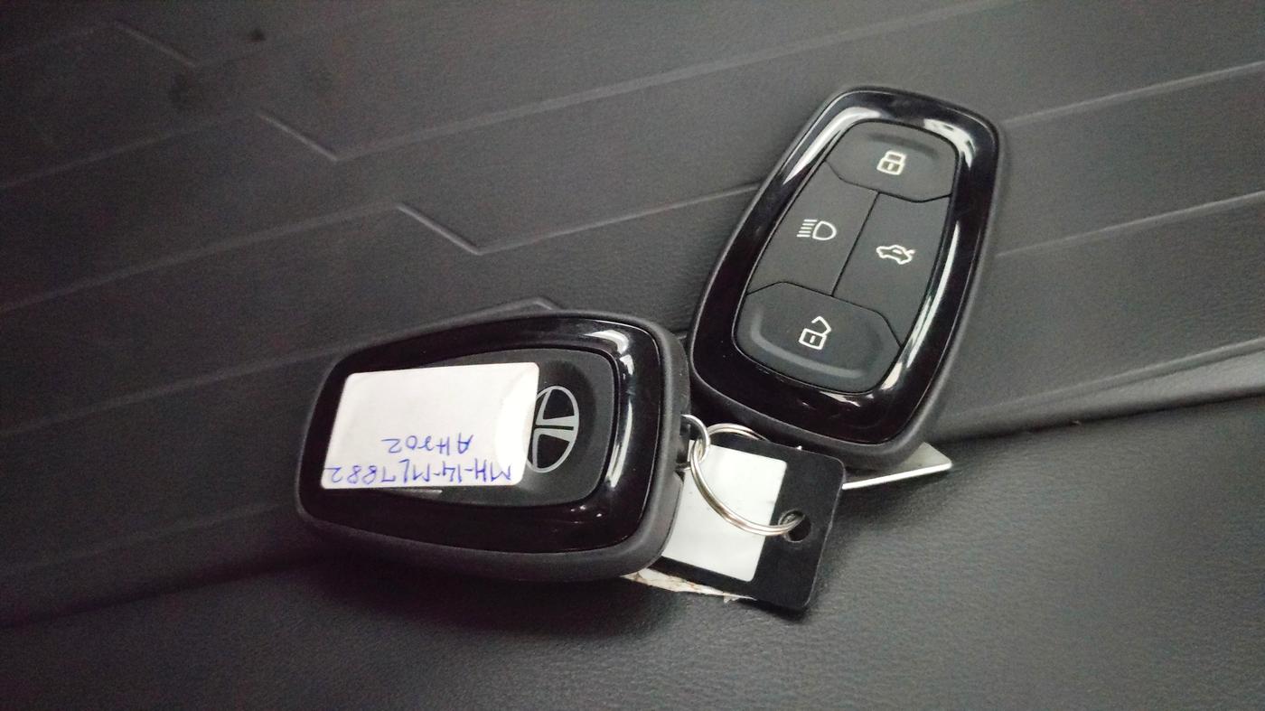2025 Tata ALTROZ Accomplished S Petrol 5 MT, CNG, Manual, 9,049 km, Key Close Up