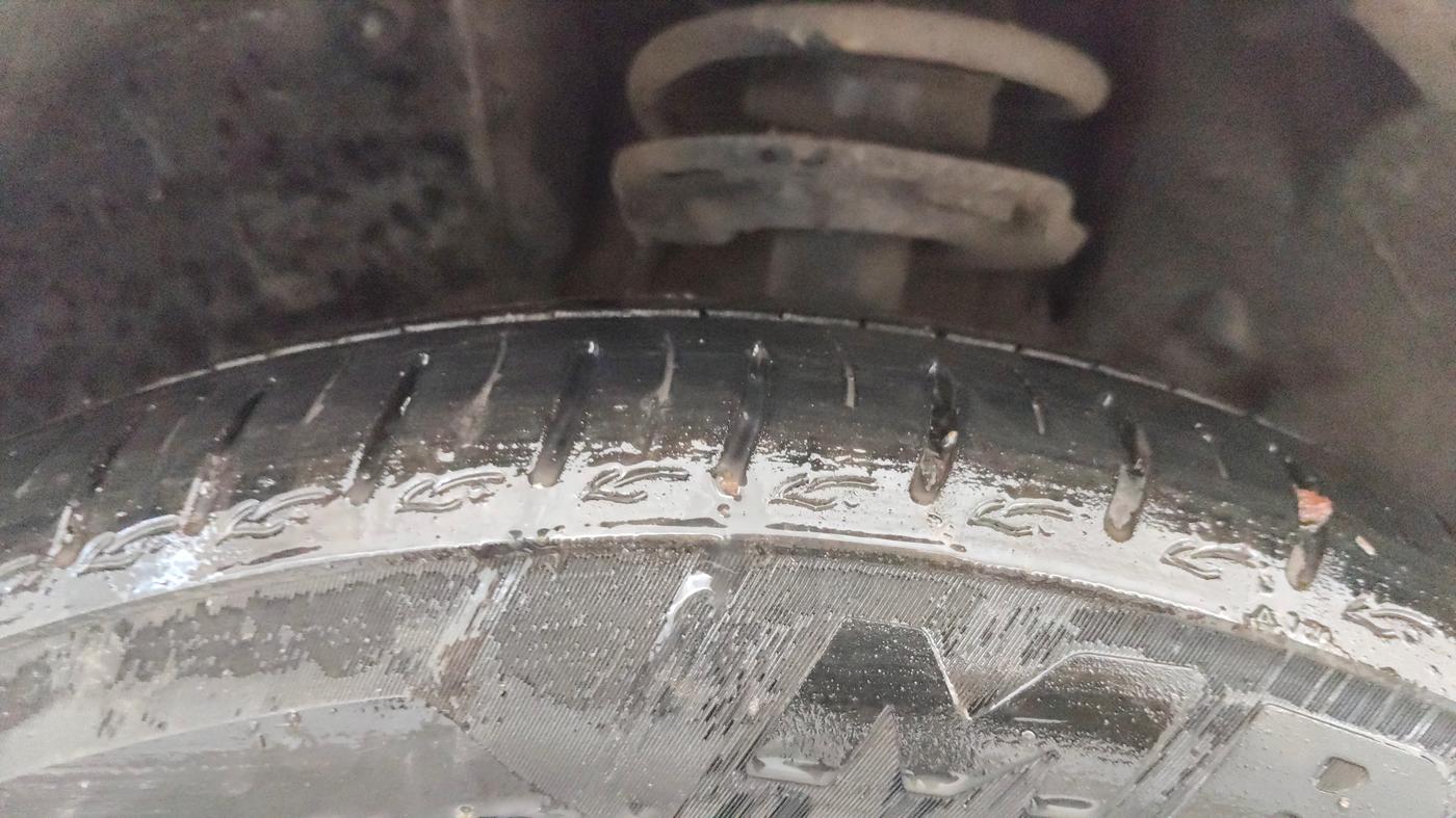 2025 Tata ALTROZ Accomplished S Petrol 5 MT, CNG, Manual, 9,049 km, Left Front Tyre Tread
