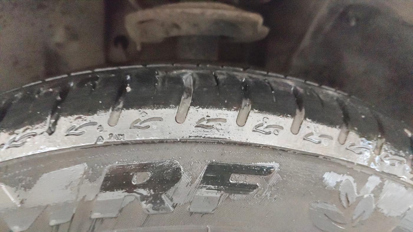 2025 Tata ALTROZ Accomplished S Petrol 5 MT, CNG, Manual, 9,049 km, Right Front Tyre Tread