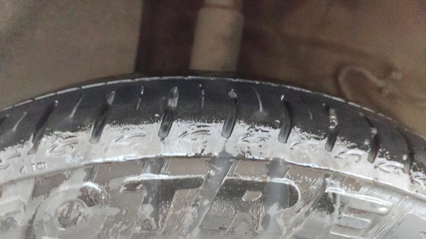 2025 Tata ALTROZ Accomplished S Petrol 5 MT, CNG, Manual, 9,049 km, Right Rear Tyre Tread