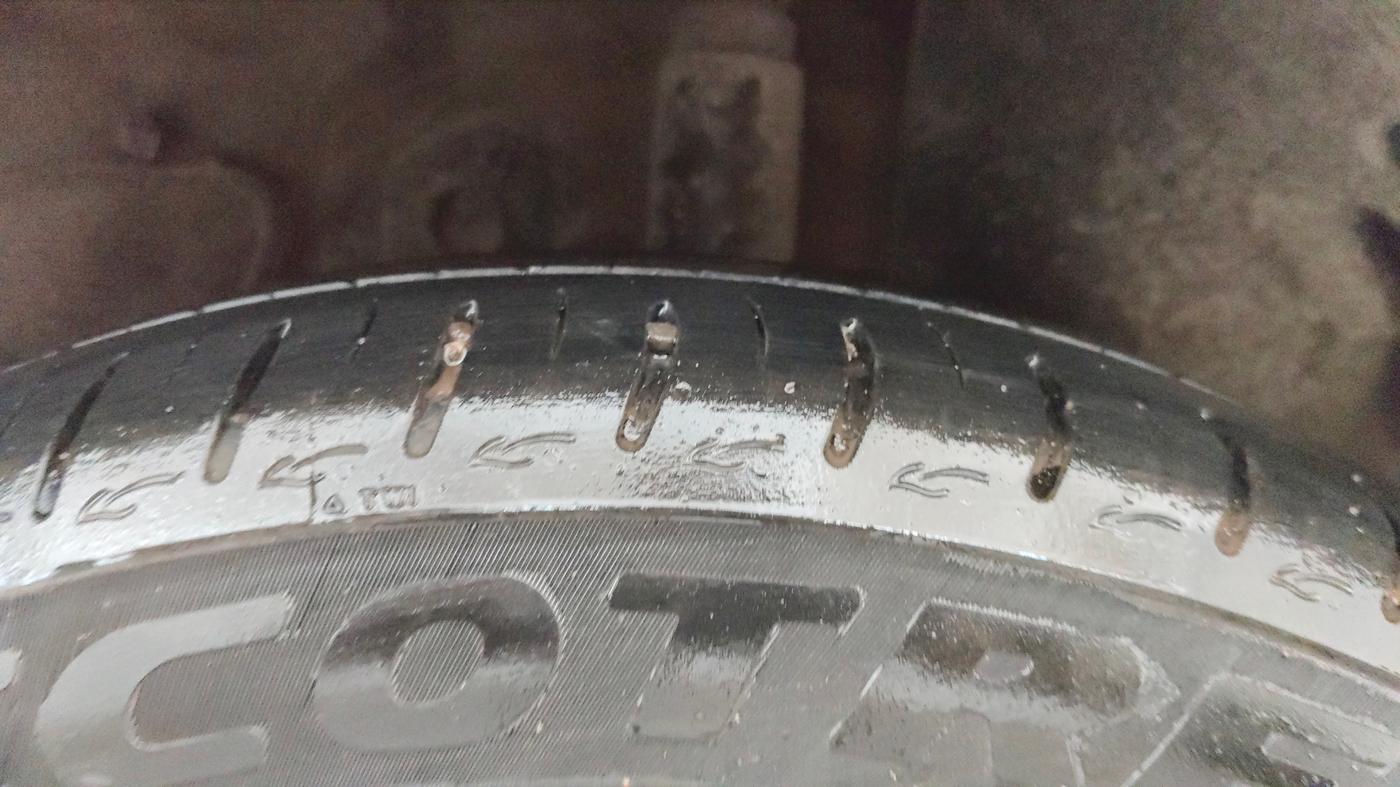 2025 Tata ALTROZ Accomplished S Petrol 5 MT, CNG, Manual, 9,049 km, Left Rear Tyre Tread