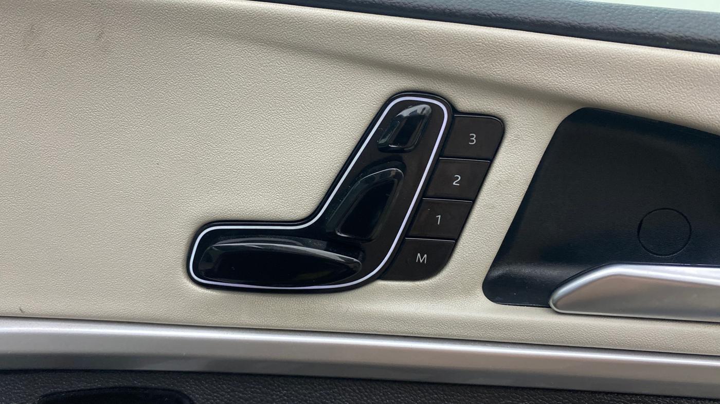 2021 Mahindra XUV700 AX 7 LUXURY P AT 7 STR, Petrol, Automatic, 53,089 km, Driver Side Adjustment Panel