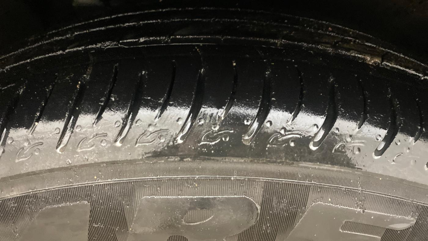 2021 Mahindra XUV700 AX 7 LUXURY P AT 7 STR, Petrol, Automatic, 53,089 km, Right Front Tyre Tread