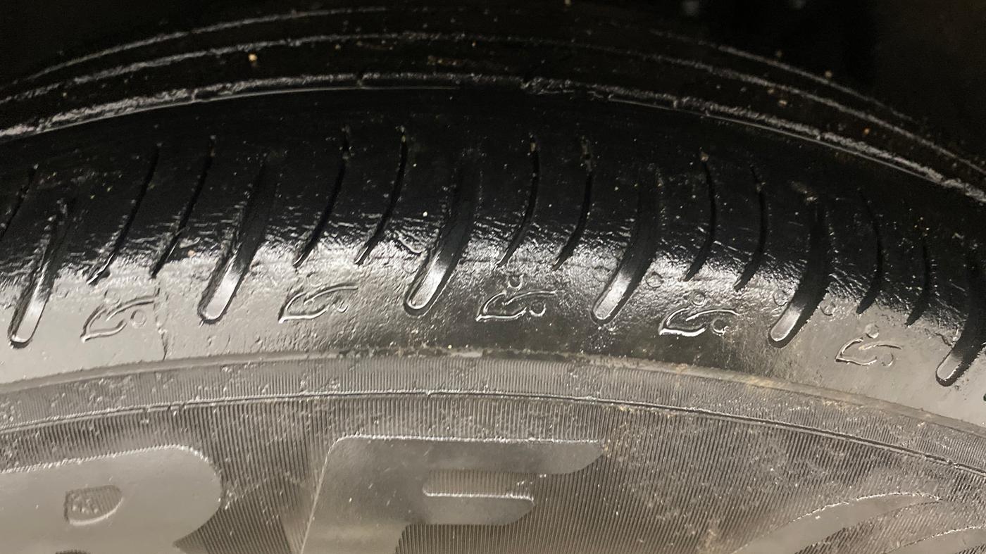 2021 Mahindra XUV700 AX 7 LUXURY P AT 7 STR, Petrol, Automatic, 53,089 km, Left Rear Tyre Tread