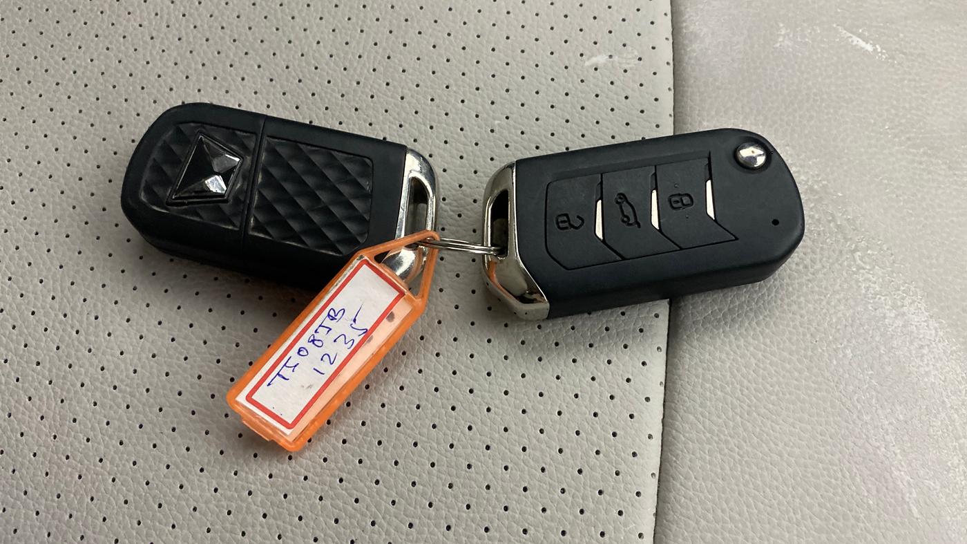 2021 Mahindra XUV700 AX 7 LUXURY P AT 7 STR, Petrol, Automatic, 53,089 km, Key Close Up