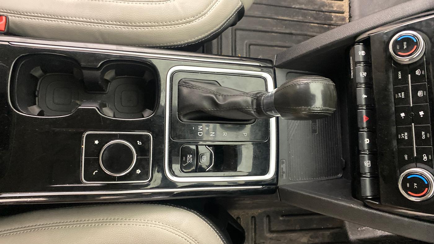 2021 Mahindra XUV700 AX 7 LUXURY P AT 7 STR, Petrol, Automatic, 53,089 km, Gear Lever
