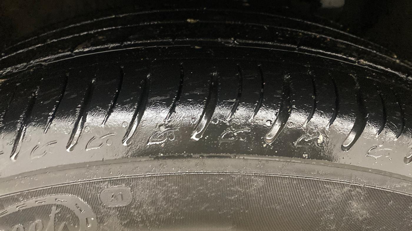 2021 Mahindra XUV700 AX 7 LUXURY P AT 7 STR, Petrol, Automatic, 53,089 km, Left Front Tyre Tread