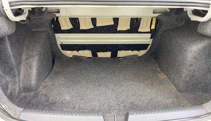 2014 Skoda Rapid ELEGANCE 1.6 MPI AT, Petrol, Automatic, 62,543 km, Boot Inside