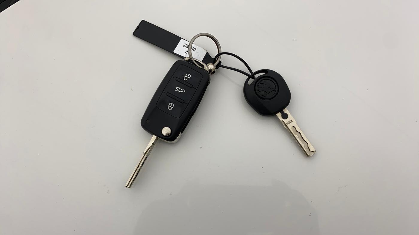 2014 Skoda Rapid ELEGANCE 1.6 MPI AT, Petrol, Automatic, 62,543 km, Key Close Up