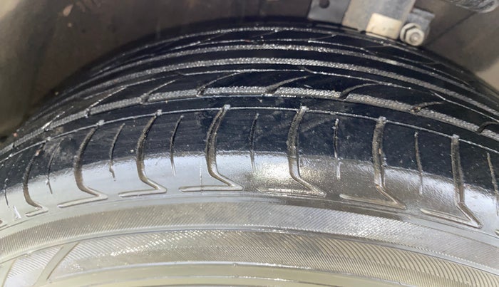 2014 Skoda Rapid ELEGANCE 1.6 MPI AT, Petrol, Automatic, 62,543 km, Right Front Tyre Tread