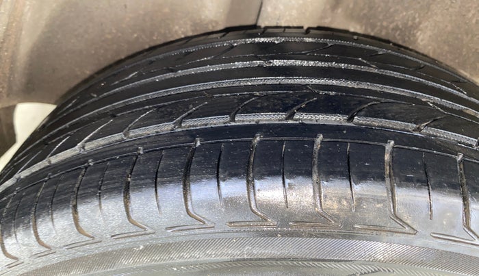 2014 Skoda Rapid ELEGANCE 1.6 MPI AT, Petrol, Automatic, 62,543 km, Right Rear Tyre Tread