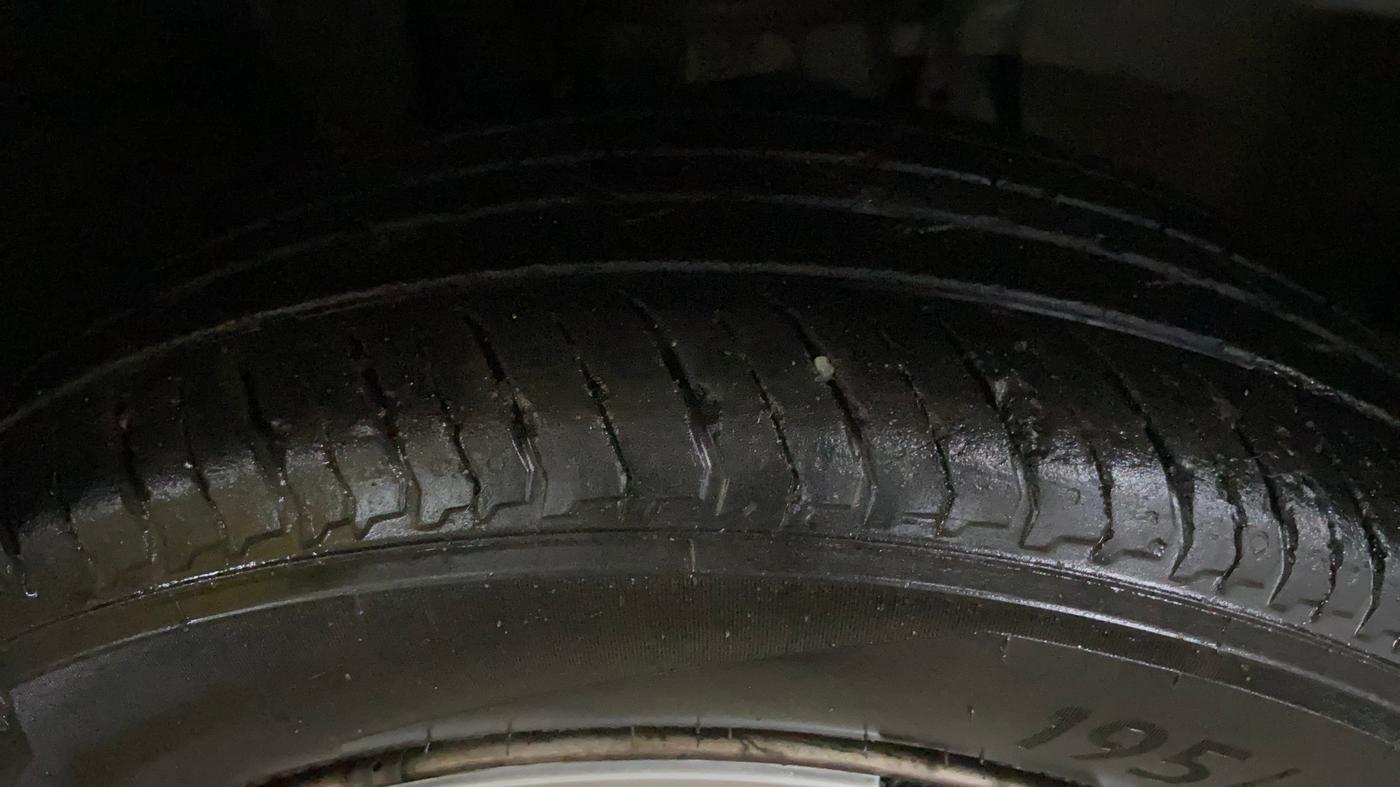 2021 Nissan MAGNITE XE, Petrol, Manual, 68,390 km, Right Front Tyre Tread