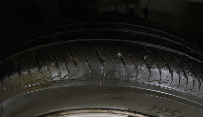 2021 Nissan MAGNITE XE, Petrol, Manual, 68,337 km, Right Front Tyre Tread