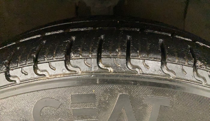 2017 Hyundai Grand i10 SPORTZ 1.2 KAPPA VTVT, CNG, Manual, 85,456 km, Right Front Tyre Tread