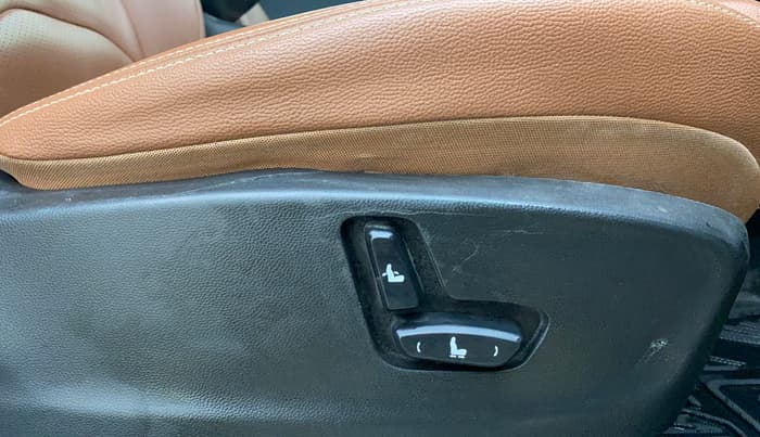 2022 MG HECTOR PLUS SHARP 1.5 PETROL TURBO DCT 6-STR DUAL TONE, Petrol, Automatic, 73,513 km, Driver Side Adjustment Panel