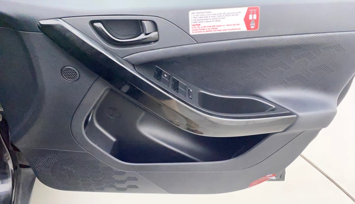 2022 Tata NEXON XZA PLUS (O) DIESEL DARK EDITION, Diesel, Automatic, 29,577 km, Driver Side Door Panels Control