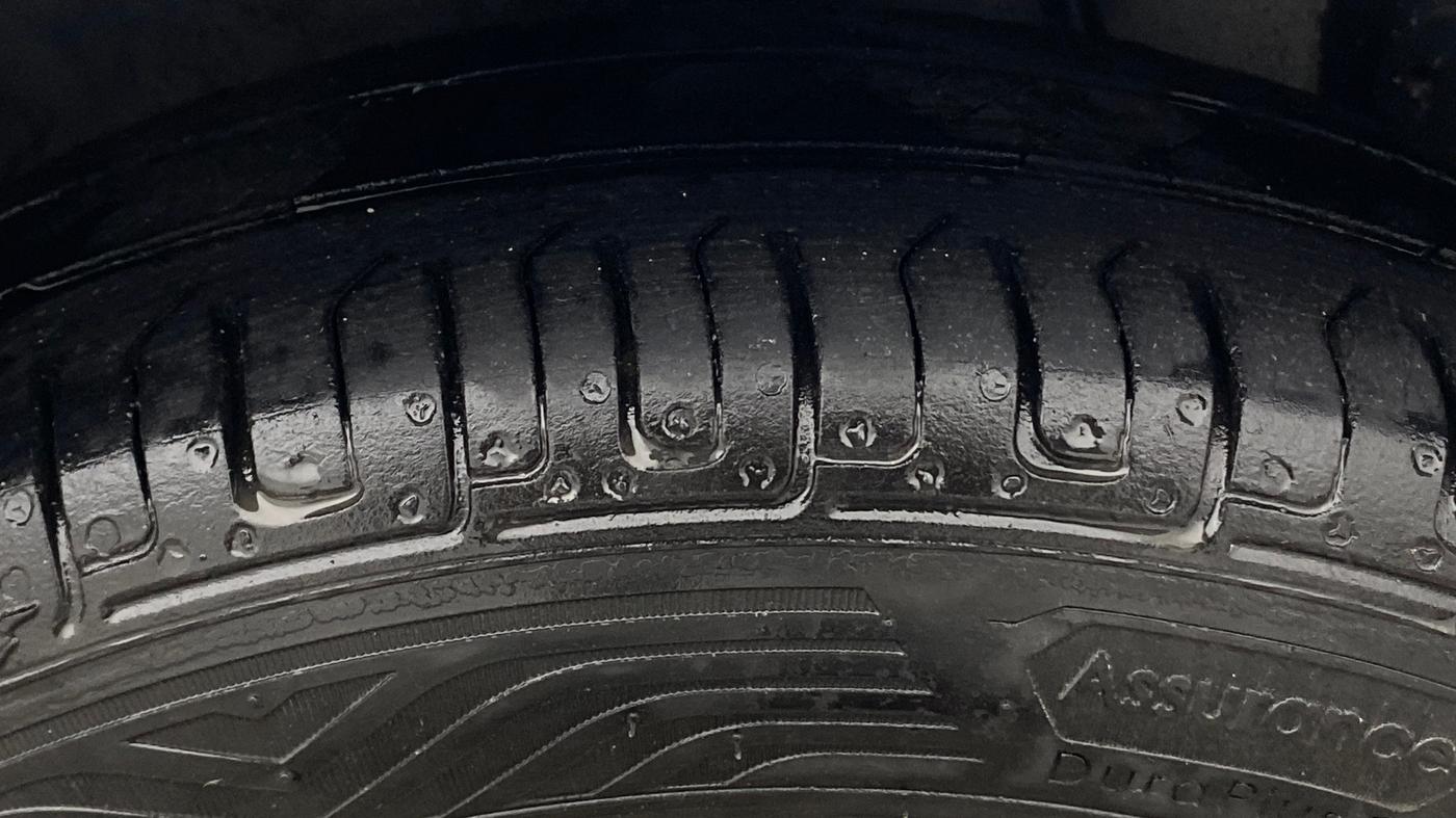 2017 Hyundai Eon MAGNA +, Petrol, Manual, 76,339 km, Right Front Tyre Tread