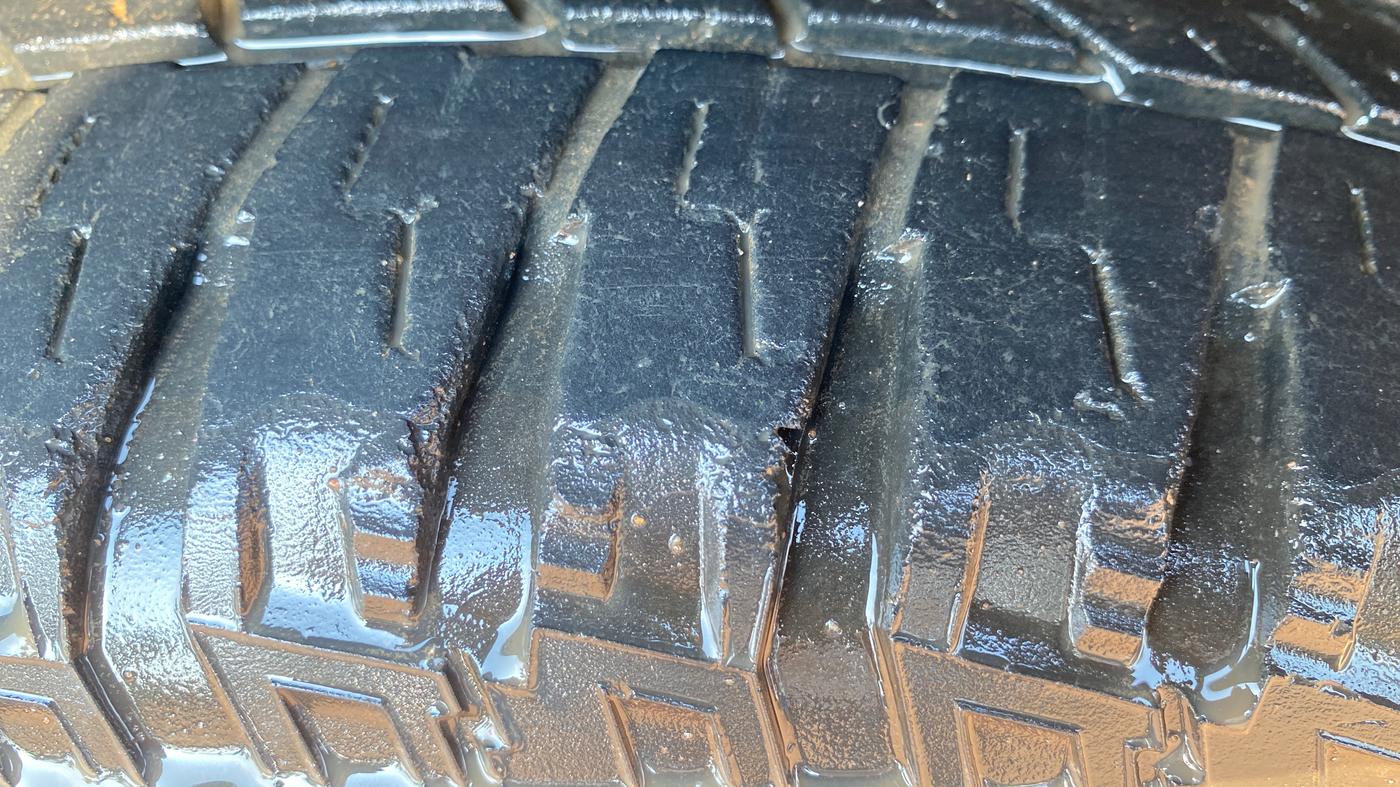 2017 Mahindra XUV500 W10 AT 1.99, Diesel, Automatic, 1,06,848 km, Right Front Tyre Tread