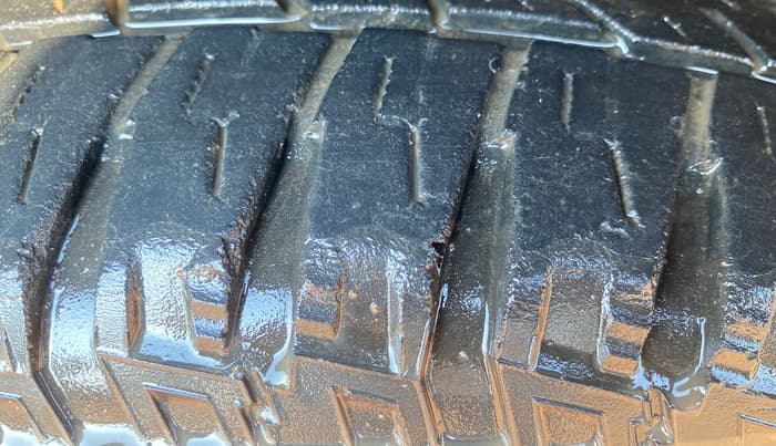 2017 Mahindra XUV500 W10 AT 1.99, Diesel, Automatic, 1,06,848 km, Right Front Tyre Tread