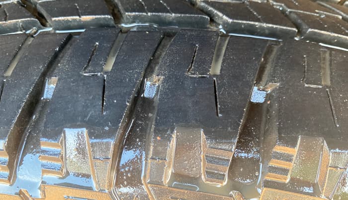 2017 Mahindra XUV500 W10 AT 1.99, Diesel, Automatic, 1,06,848 km, Left Rear Tyre Tread