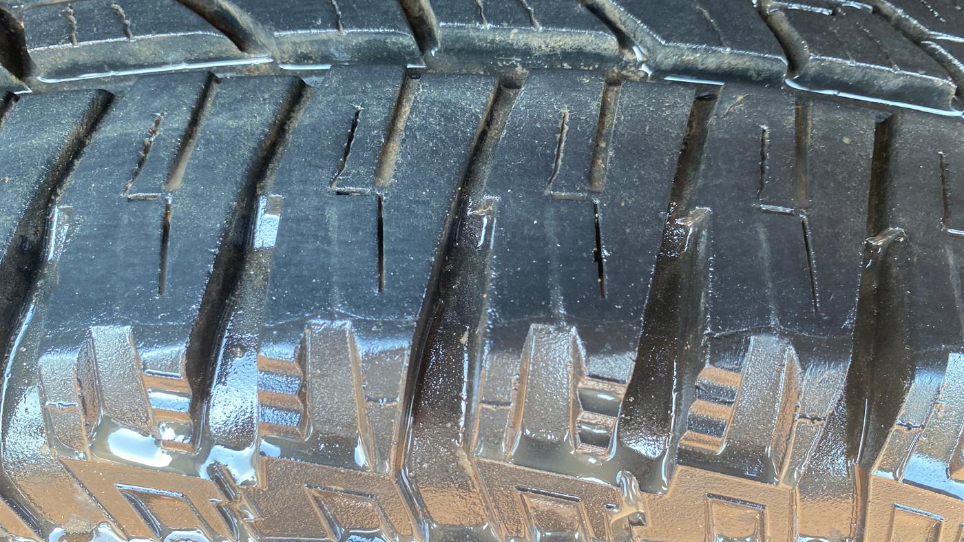 2017 Mahindra XUV500 W10 AT 1.99, Diesel, Automatic, 1,06,848 km, Right Rear Tyre Tread