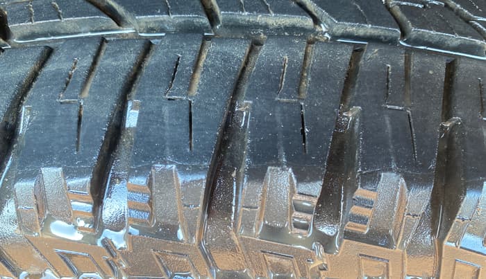 2017 Mahindra XUV500 W10 AT 1.99, Diesel, Automatic, 1,06,848 km, Right Rear Tyre Tread