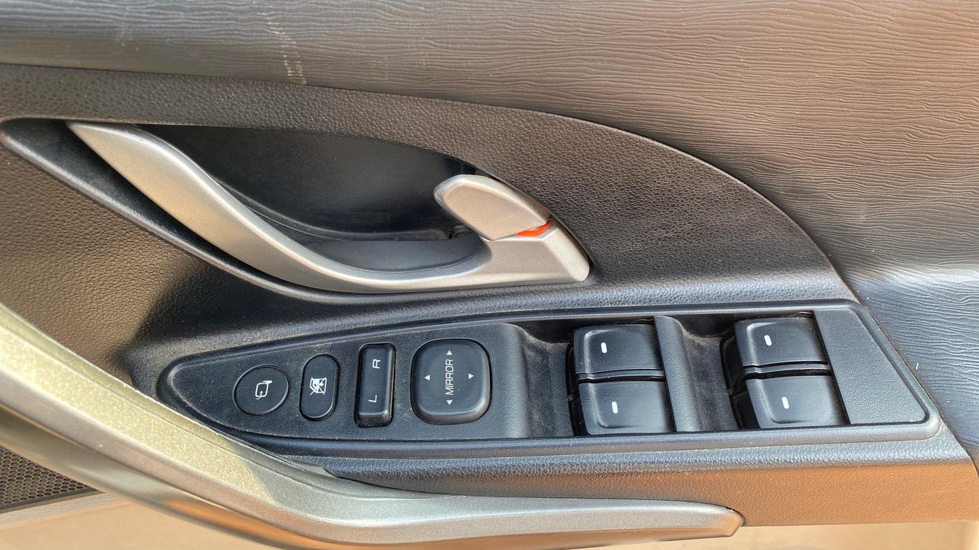 2017 Mahindra XUV500 W10 AT 1.99, Diesel, Automatic, 1,06,848 km, Driver Side Door Panels Control