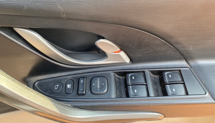 2017 Mahindra XUV500 W10 AT 1.99, Diesel, Automatic, 1,06,848 km, Driver Side Door Panels Control