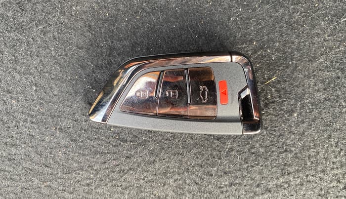 2017 Mahindra XUV500 W10 AT 1.99, Diesel, Automatic, 1,06,848 km, Key Close Up
