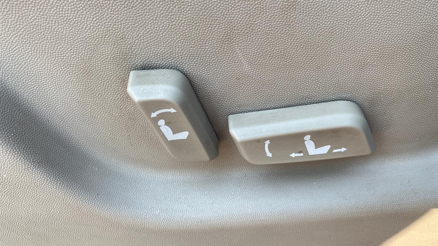 2017 Mahindra XUV500 W10 AT 1.99, Diesel, Automatic, 1,06,848 km, Driver Side Adjustment Panel