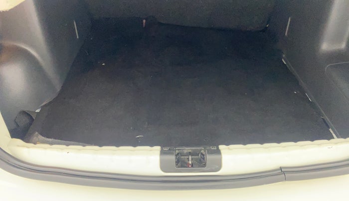2013 Renault Duster RXE PETROL, Petrol, Manual, 54,461 km, Boot Inside