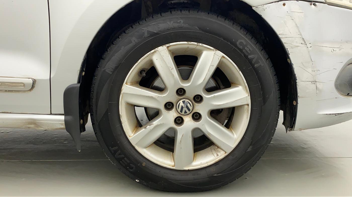 2010 Volkswagen Vento COMFORTLINE 1.6, Petrol, Manual, 74,715 km, Right Front Wheel