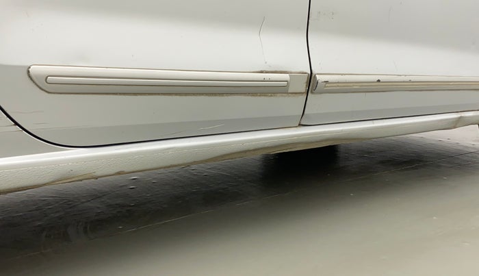 2010 Volkswagen Vento COMFORTLINE 1.6, Petrol, Manual, 74,715 km, Right running board - Slightly dented