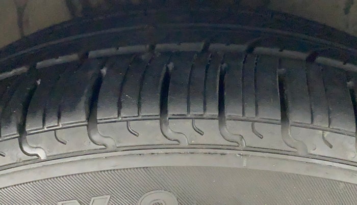 2010 Volkswagen Vento COMFORTLINE 1.6, Petrol, Manual, 74,715 km, Right Front Tyre Tread