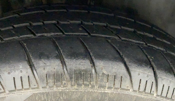 2010 Volkswagen Vento COMFORTLINE 1.6, Petrol, Manual, 74,715 km, Right Rear Tyre Tread