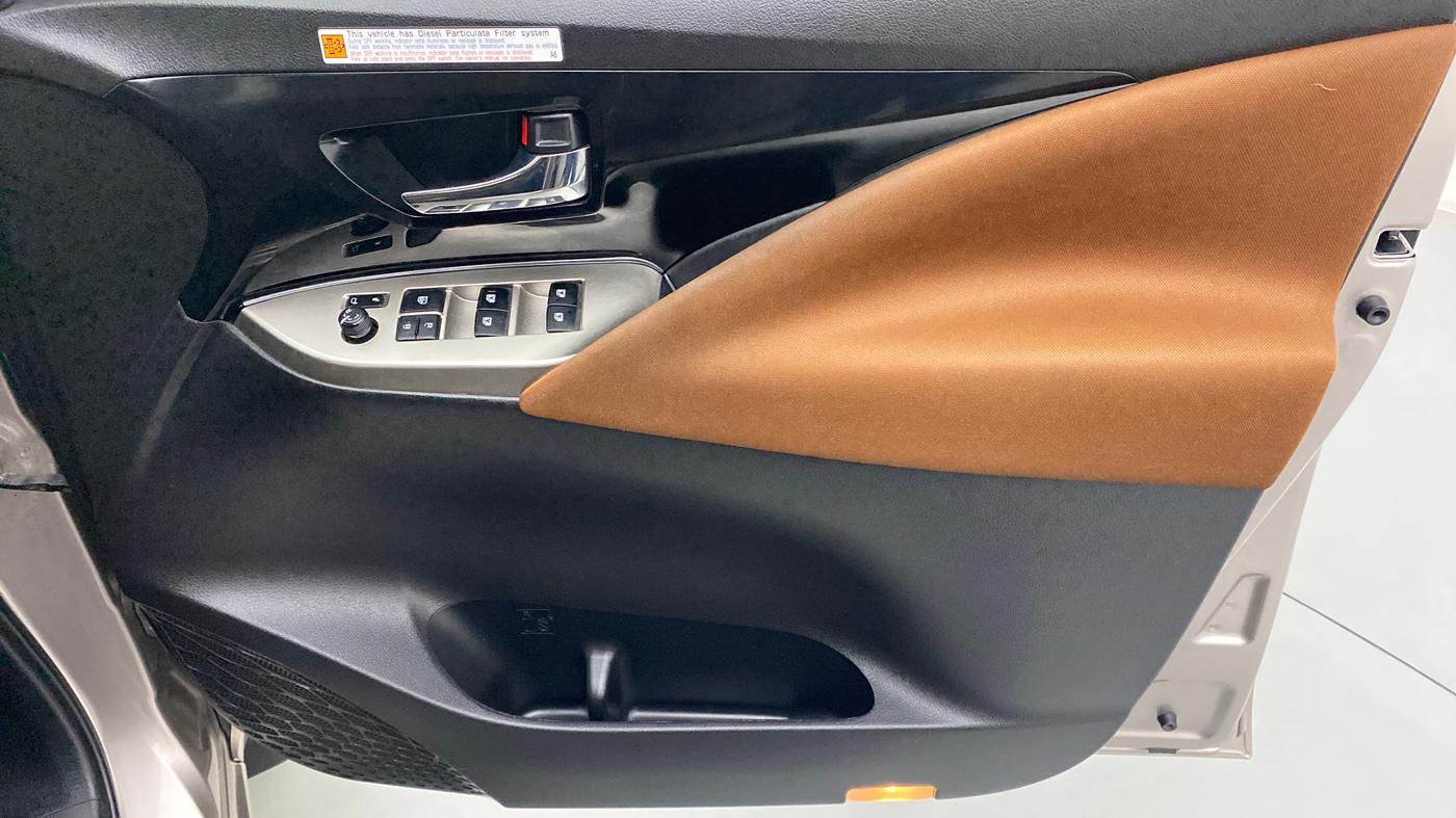 2020 Toyota Innova Crysta 2.4 ZX AT, Diesel, Automatic, 27,311 km, Driver Side Door Panels Control