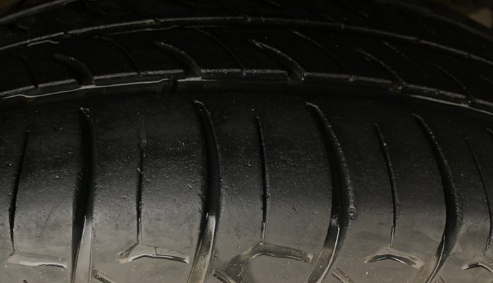 2017 Maruti Swift ZXI, Petrol, Manual, 90,573 km, Right Front Tyre Tread