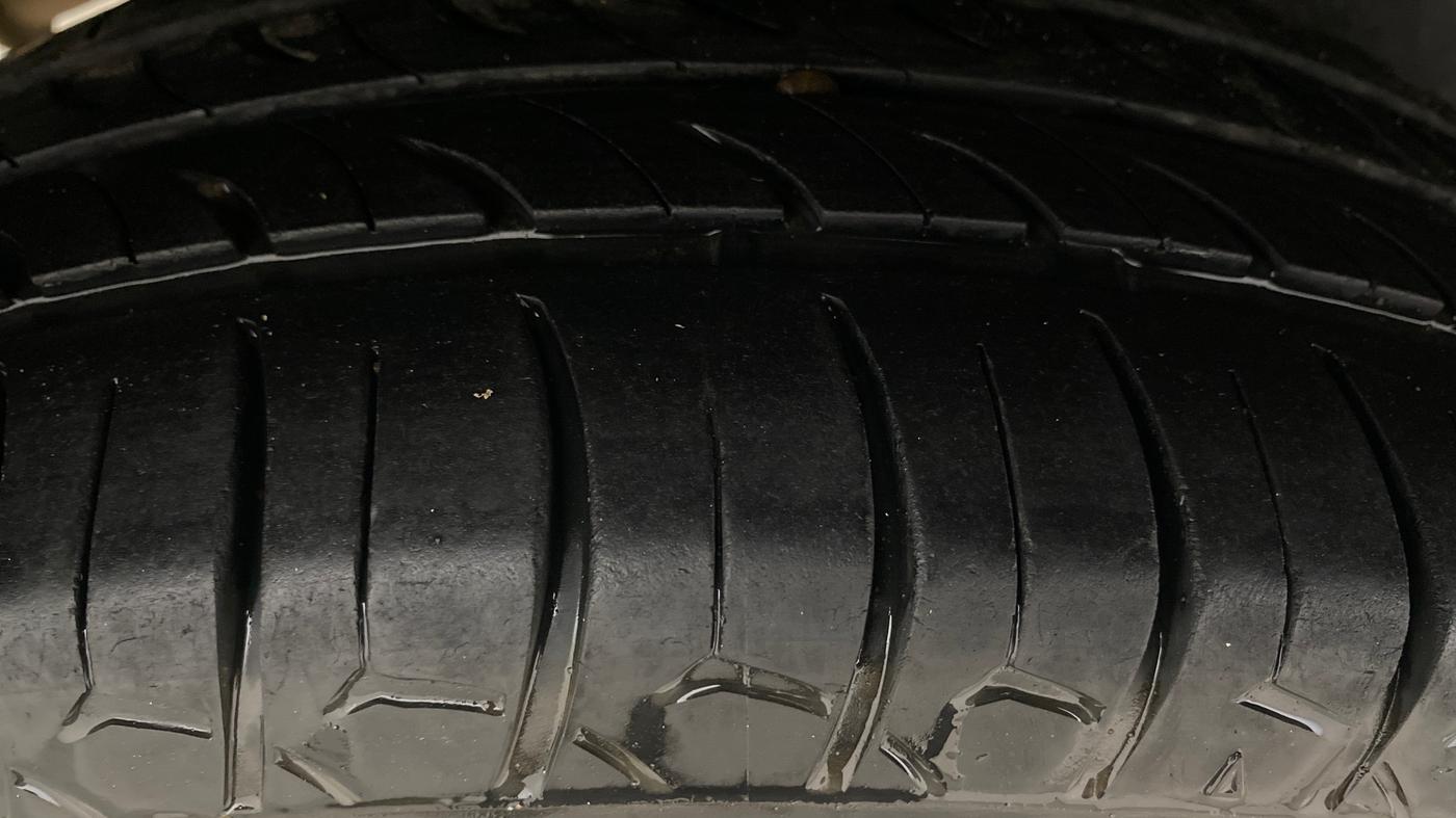 2017 Maruti Swift ZXI, Petrol, Manual, 90,573 km, Right Rear Tyre Tread
