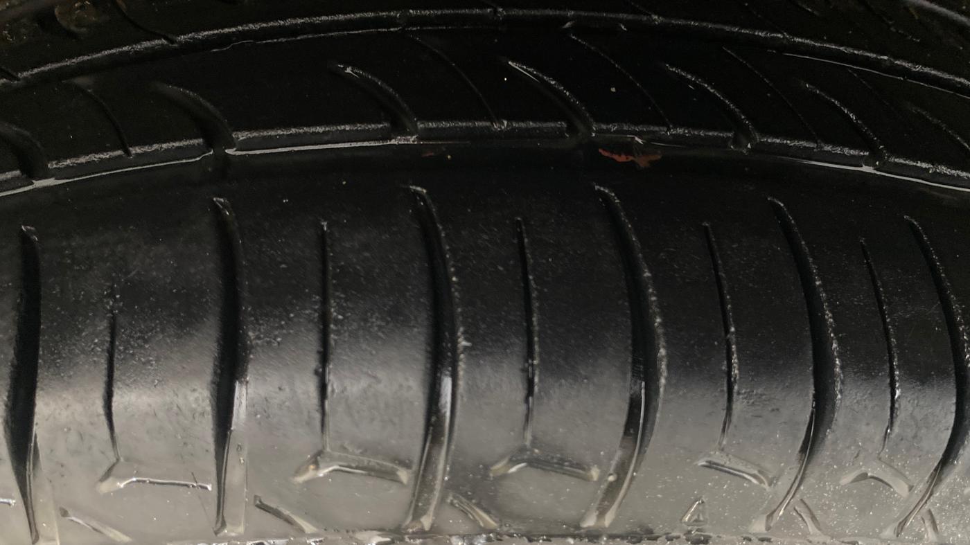 2017 Maruti Swift ZXI, Petrol, Manual, 90,573 km, Left Front Tyre Tread