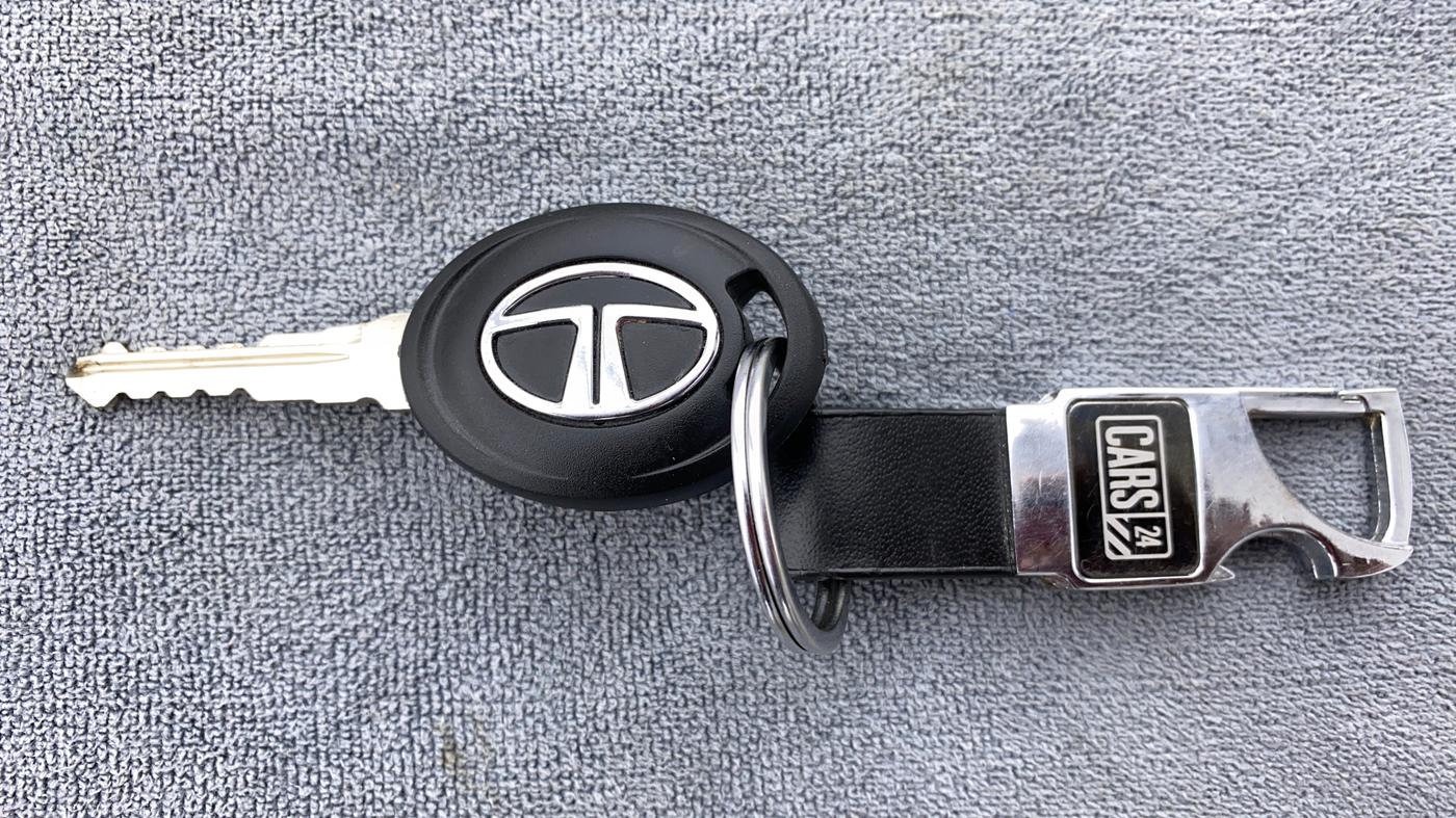 2018 Tata Tiago XE 1.2 REVOTRON, CNG, Manual, 33,257 km, Key Close Up