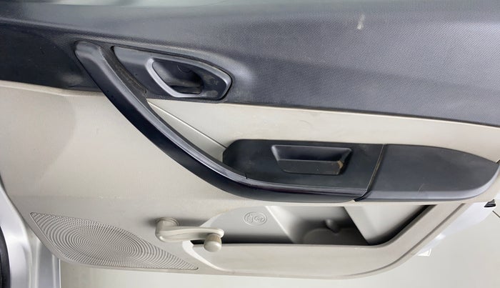 2018 Tata Tiago XE 1.2 REVOTRON, CNG, Manual, 33,257 km, Driver Side Door Panels Control