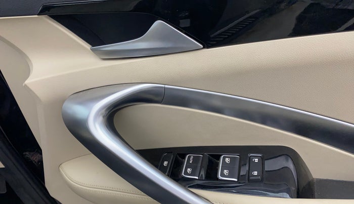 2022 MG HECTOR SHARP HYBRID 1.5 PETROL, Petrol, Manual, 19,018 km, Driver Side Door Panels Control