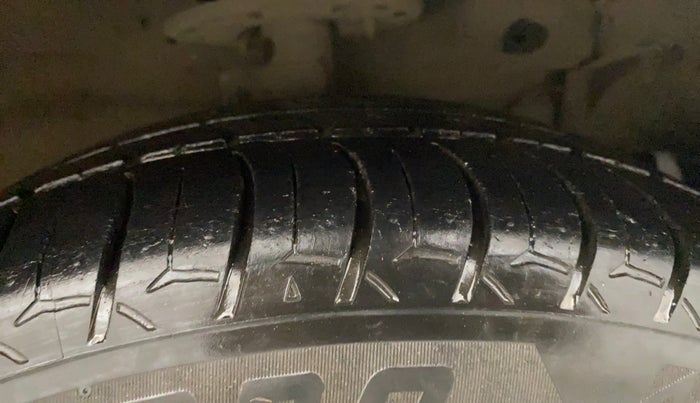 2018 Maruti Ciaz ALPHA  AT 1.5 SHVS PETROL, Petrol, Automatic, 94,688 km, Right Front Tyre Tread