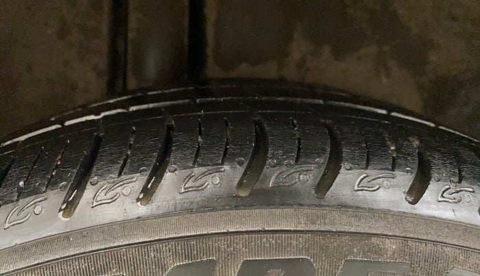 2018 Maruti Ciaz ALPHA  AT 1.5 SHVS PETROL, Petrol, Automatic, 94,688 km, Right Rear Tyre Tread