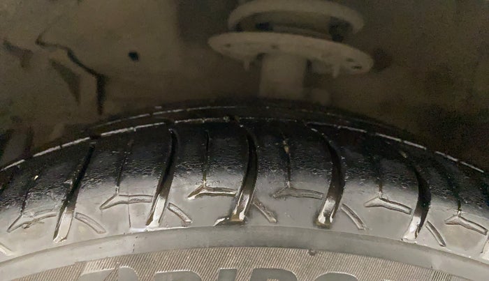 2018 Maruti Ciaz ALPHA  AT 1.5 SHVS PETROL, Petrol, Automatic, 94,688 km, Left Front Tyre Tread