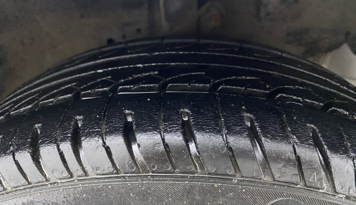 2015 Honda Amaze 1.2L I-VTEC S, Petrol, Manual, 1,04,470 km, Right Front Tyre Tread