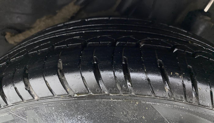 2015 Honda Amaze 1.2L I-VTEC S, Petrol, Manual, 1,04,470 km, Left Rear Tyre Tread