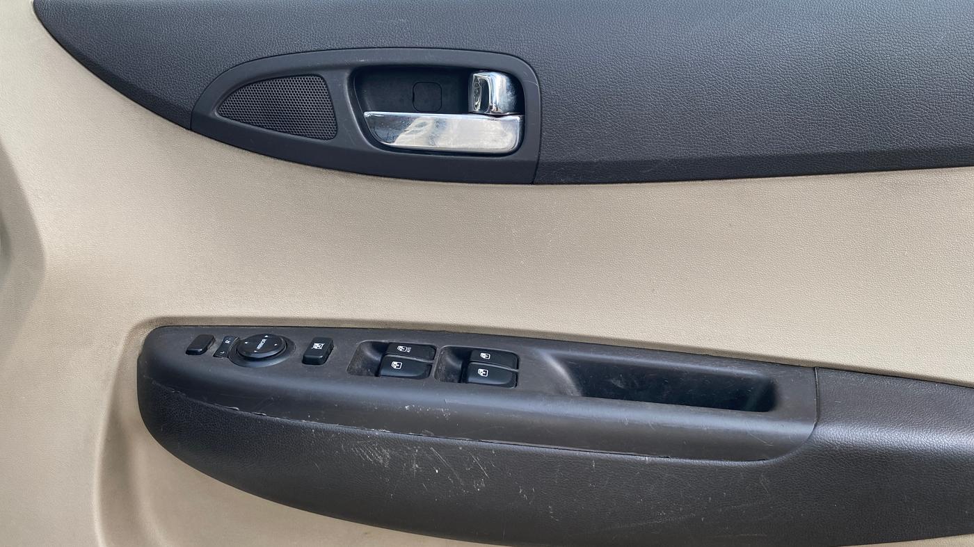 2013 Hyundai i20 SPORTZ 1.2, Petrol, Manual, 1,14,376 km, Driver Side Door Panels Control