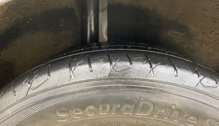2016 Ford Ecosport TITANIUM 1.5L PETROL, Petrol, Manual, 1,17,021 km, Right Rear Tyre Tread